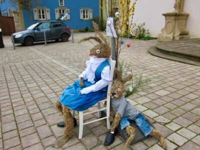 Papa Osterhase hat viel Geduld. Die braucht er auch. Denn ganz egal, wohin sein Sohn läuft, irgendetwas geht schief. Nun sitzen die beiden nebeneinander auf der Bank und Papa erklärt in aller Ruhe, was er von den Abenteuern dieser Saison hält. Stups nickt. Dabei lächelt er so, dass Papa ahnt: Beim nächsten Mal wird es nicht besser.